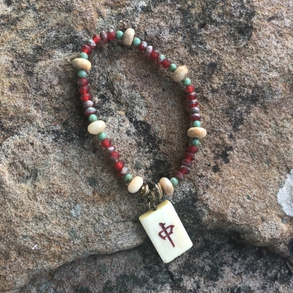 Beaded bracelet with Ivory Colored Chinese Symbol Charm - Picture 5 of 7